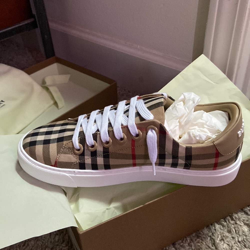 NEVER WORN Burberry sneakers